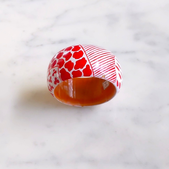 Vintage 1.5" Wide Floral and Pattern Two Tone Painted Wooden Bangle Bracelet. - Picture 4 of 4